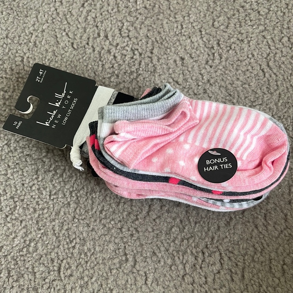10 pairs of Nicole Miller low cut socks NWT
